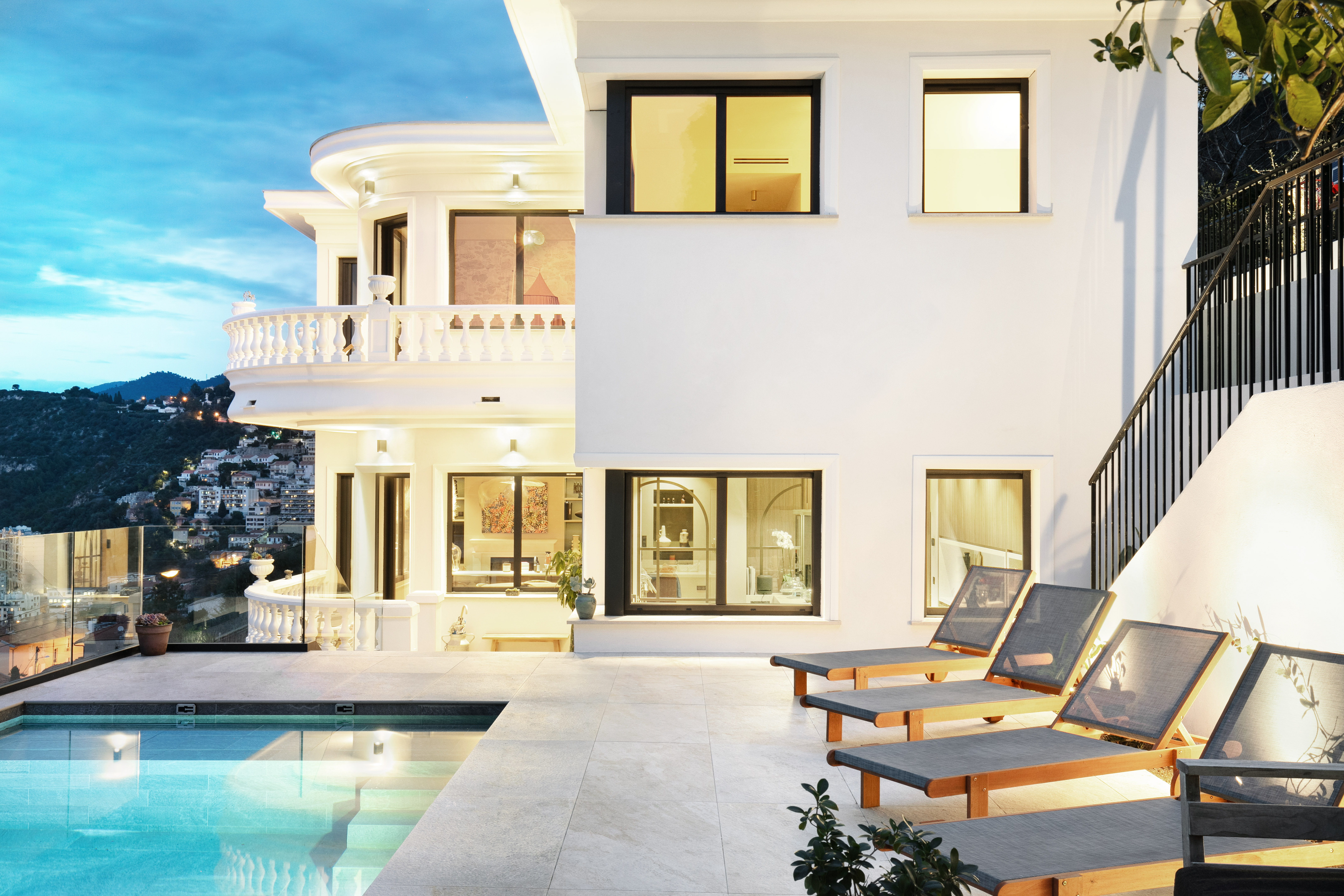 Interieur moderne avec grandes fenetres